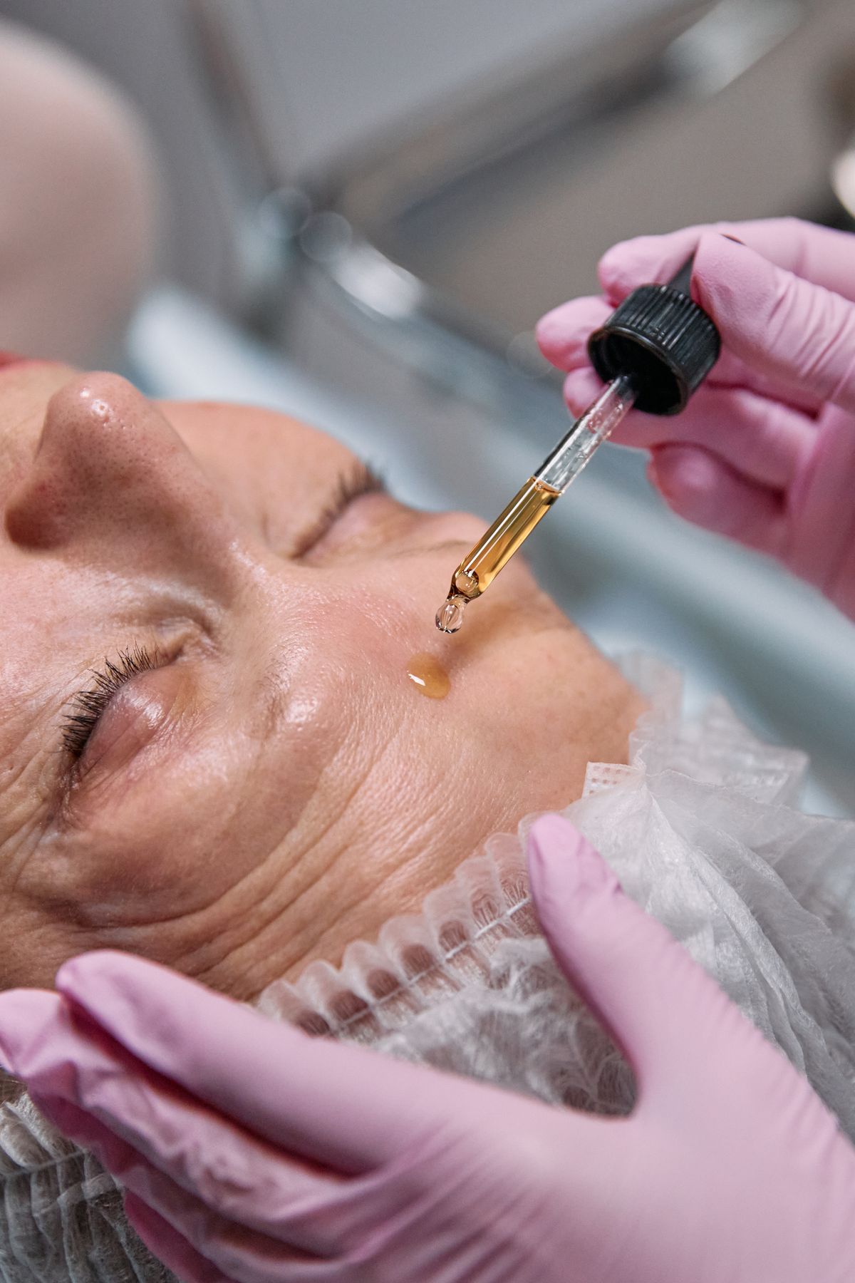 Paciente sorrindo após clareamento dental confortável na Clínica Sensitivity, em Osasco